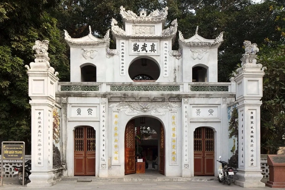Hanoi unveils magical “Tran Vu Bell” night tour at sacred temple