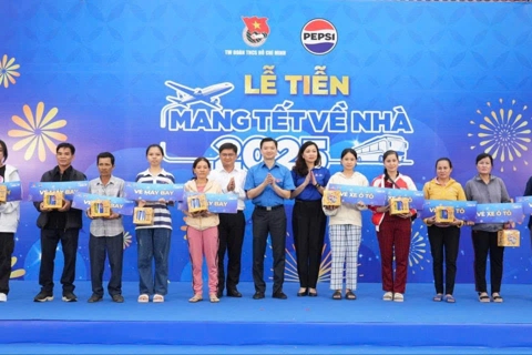 "Bringing Tet Home" program offers students and workers free bus ride home