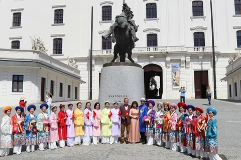 Ao dai parade promotes Vietnamese culture to the world