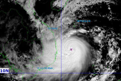 Typhoon Kalmaegi moves faster to central Vietnam, causing extreme risk level