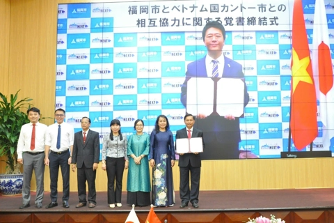 Cantho and Japan's Fukuoka sign cooperation agreement
