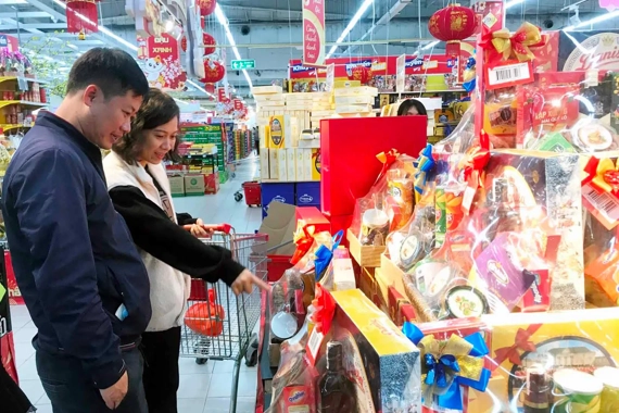 Hanoi ensures essential goods stockpiles for Tet holiday
