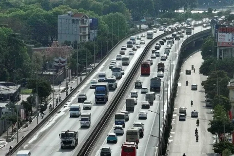 Hanoi to pilot traffic restrictions on trucks and container vehicles
