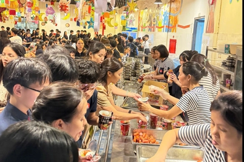 Hanoians stay overnight at schools, workplaces due to floods