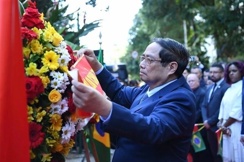 Prime Minister lays flowers to commemorate President Ho Chi Minh in Brazil
