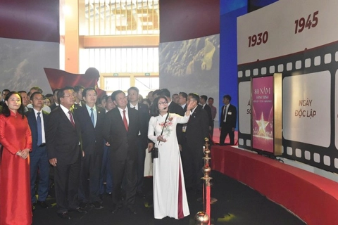 Laos and Cambodian leaders visit Vietnam's national exhibition 
