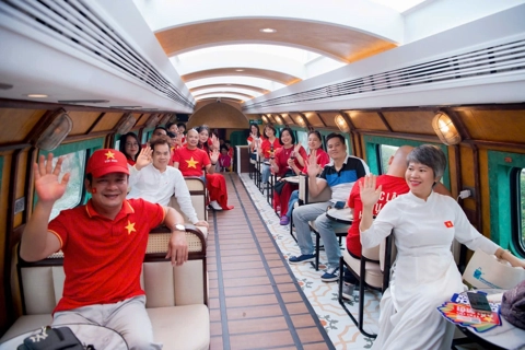 Hanoi heritage train brings tourists a new travel experience
