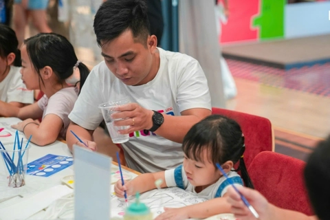 Technology becomes a bonding tool for families in Hanoi