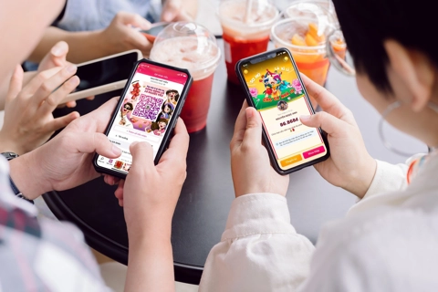 Tet in the digital age: Smartphones replace red envelopes