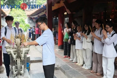 Hanoi students pray for good luck ahead of key exam
