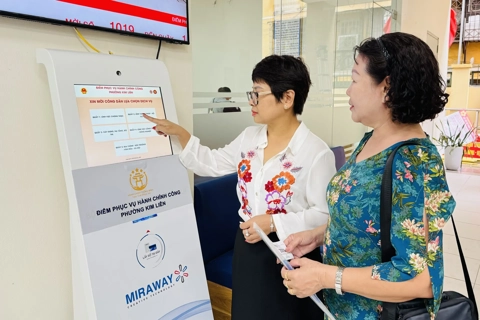 Hanoi residents welcome new conveniences in public service delivery
