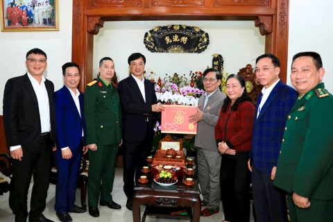 Hanoi Party Chief extends greetings to veterans