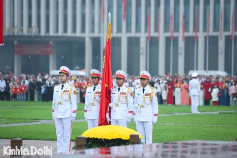 Vietnamese national flag flies high at Ba Dinh Square to celebrate 50 years of national reunification