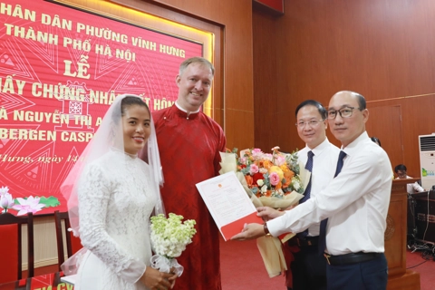 Vietnamese-Dutch couple completes first ward-level marriage under Hanoi’s new two-tier system
