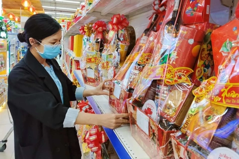 Hanoi shoppers favor practical, eco-friendly Tet gift baskets as prices remain stable