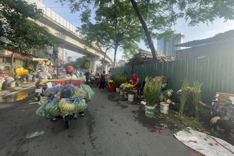 Removing makeshift markets – way for better Hanoi 
