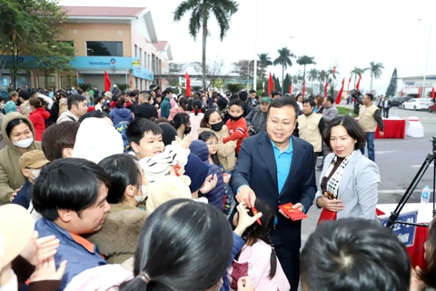 Hanoi offers Tet aid and travel support to thousands of local workers