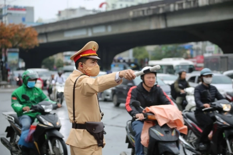 Rain-soaked crowds stream back to Hanoi after Tet holiday