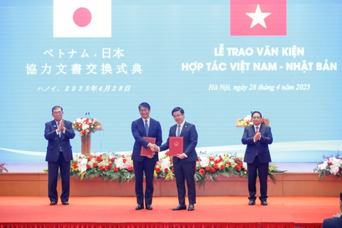 Vietnam, Japan sign four key cooperation agreements in PM visit 
