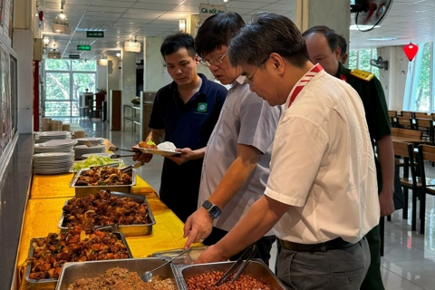 Hanoi steps up food safety inspections in university canteens
