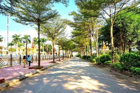 Blue skies return to Hanoi as city breathes clean air again
