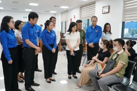 Young Vietnamese volunteers redefine public services in digital age