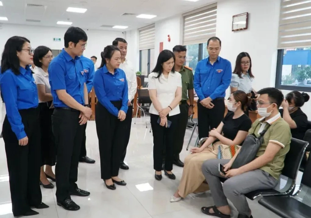 Young Vietnamese volunteers redefine public services in digital age