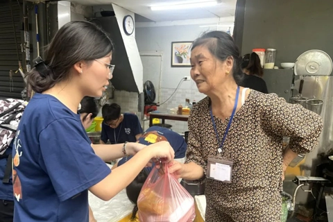 Hanoi teens warm up hospital nights with meals and care