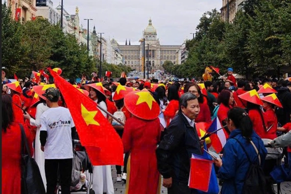 Overseas Vietnamese uphold patriotic spirit on National Day
