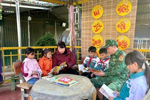 Border soldiers walk alongside children on Lai Chau’s hardships to school