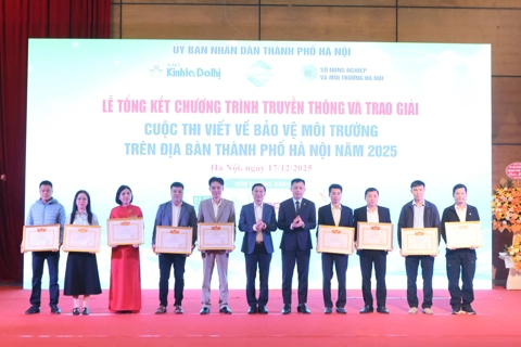 Kinh te & Do thi Newspaper presents awards for Hanoi environmental writing contest
