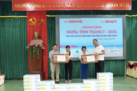 Kinh te & Do thi and Quang Tri newspapers jointly hold July Charity Program
