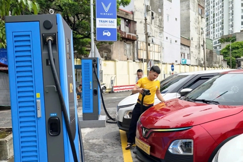 Hanoi must speed up charger development, policy making for smooth e-vehicle transition