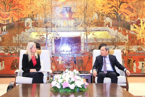 Hanoi invites Ford, US firms to partner on emission reduction
