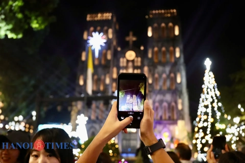 Festive crowds mark Christmas Eve across Hanoi’s central streets
