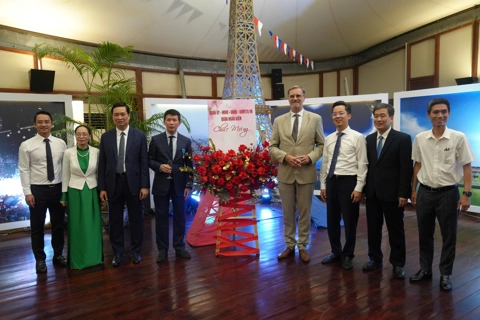 France awards National Order of Merit to Hoan Kiem District Chairman