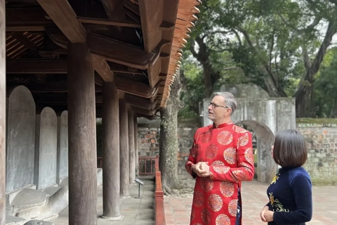 French ambassador experiences Tet customs in Hanoi ahead of Lunar New Year
