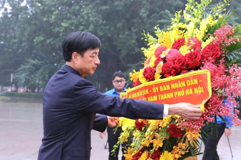 Hanoi leaders commemorate 108th anniversary of October Revolution at Lenin memorial