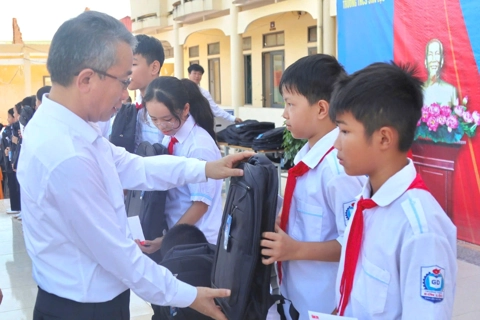 Hà Tĩnh: tiếp sức đến trường cho học sinh vùng lũ