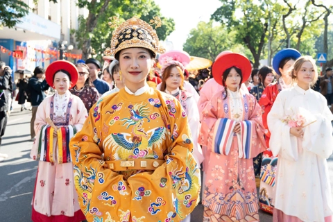 Traditional attire parade 2025: Heritage in motion in modern Hanoi