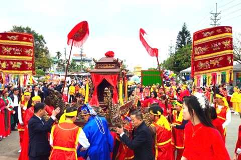 Hanoi hosts traditional festival at 1,000-year-old temple and pagoda
