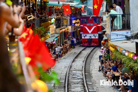 Hanoi: Tour to train street banned
