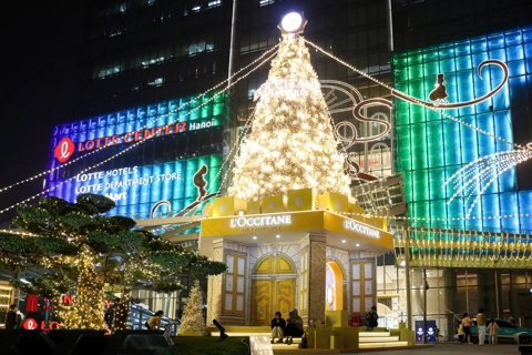 Dazzling festive scenes light up Hanoi’s shopping malls
