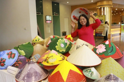 Hanoi artisan spreads Vietnamese conical hats far and wide