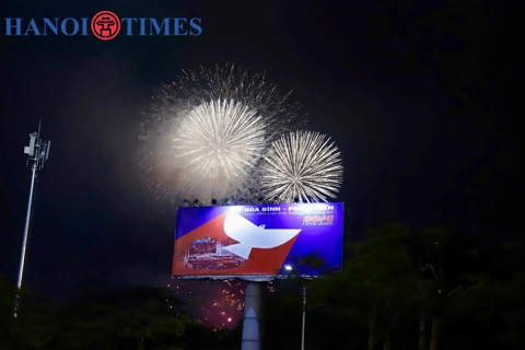 Fireworks brighten Hanoi's skies to mark Reunification Day
