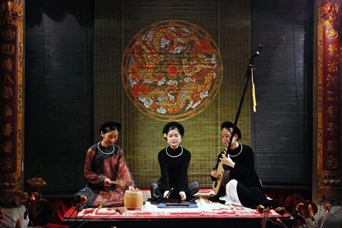 Free ca tru performance brings refined Tet-era music to Hanoi Old Quarter