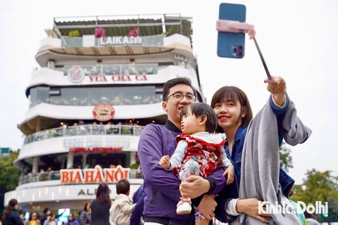 Hanoians rush to capture last moments of iconic building
