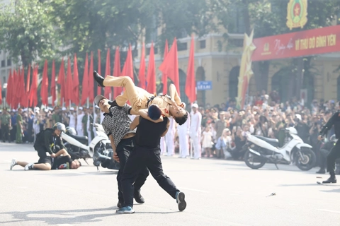 Hanoi Police demonstrate crime suppression tactics on the streets
