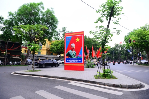 Radiant Hanoi with flags and flowers in celebration of President Ho Chi Minh’s birthday
