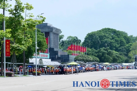 Crowds line up to pay tribute to Ho Chi Minh on his birth anniversary